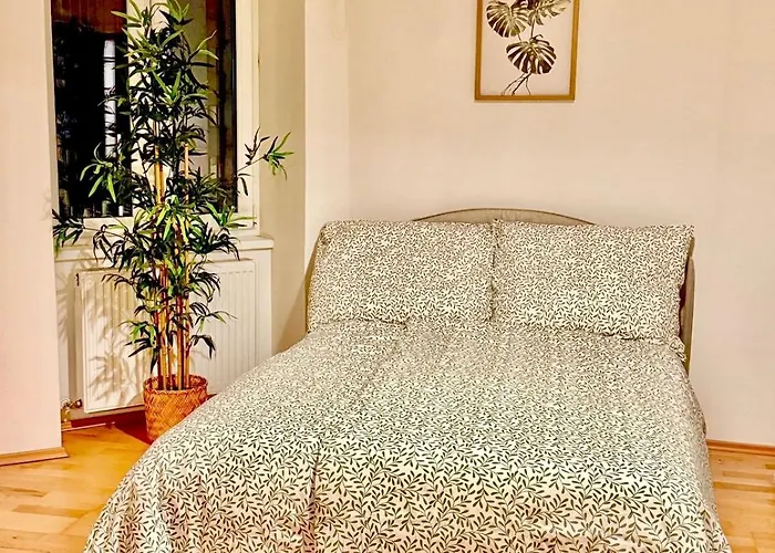 100 M2 Near Metro & Center Apartman *