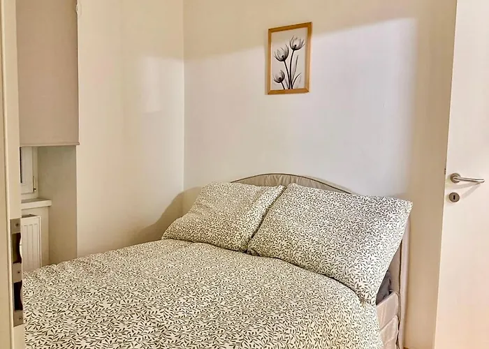 100 M2 Near Metro & Center Apartman *