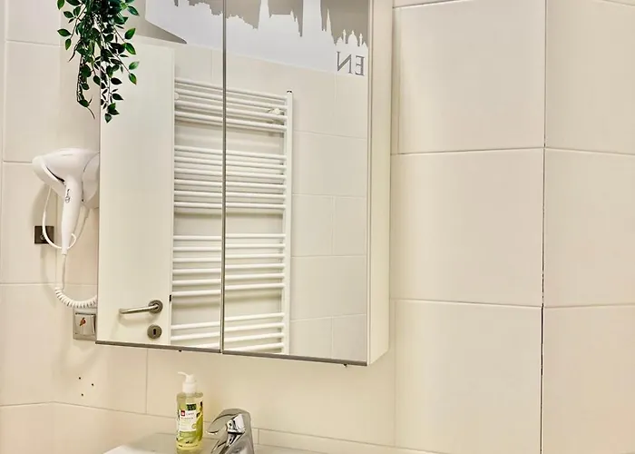 100 M2 Near Metro & Center
