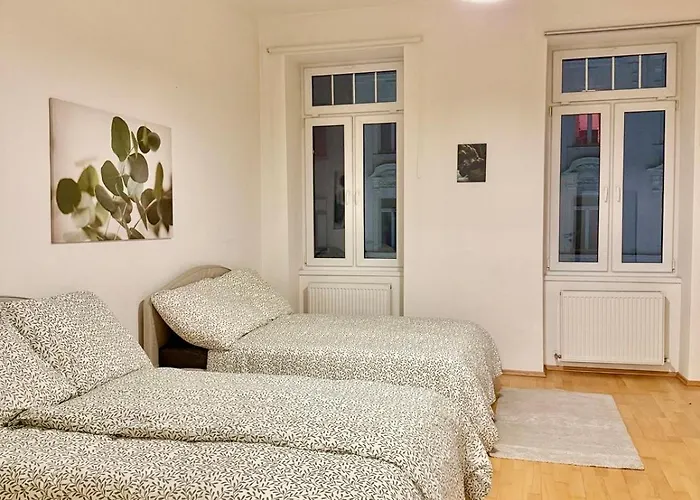 100 M2 Near Metro & Center Apartman