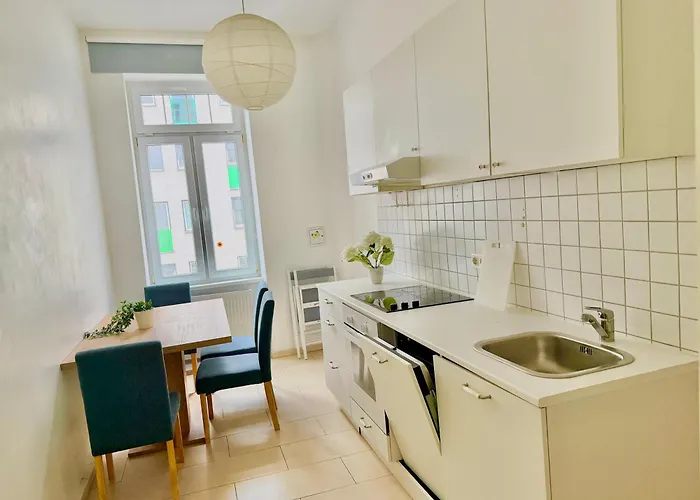 100 M2 Near Metro & Center Apartman Bécs